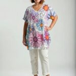 Farebná plus size tunika s veľkým kvetinovým vzorom a V výstrihom.