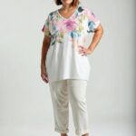 Plus size biela tunika s pastelovou kvetinovou potlačou vpredu, výstrih do V, jednofarebná biela zadná strana.
