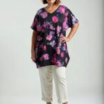 Plus size čierna tunika s ružovou kvetinovou potlačou vpredu a jednofarebnou čiernou zadnou stranou.