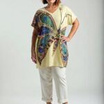 Plus size tunika so svetlým podkladom a veľkým farebným motýľom v mozaikovom štýle, voľný strih, krátke rukávy, bočné rozparky.