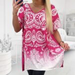 Plus size tunika s ružovou ornamentovou potlačou a výstrihom do V