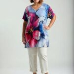 Plus size tunika s veľkým kvetinovým motívom v malinovej a modrej farbe, výstrih do V, jednofarebná zadná strana.