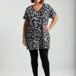 Plus size čierno-biela tunika s výrazným ornamentálnym vzorom vpredu, výstrih do V, jednofarebná čierna zadná strana.