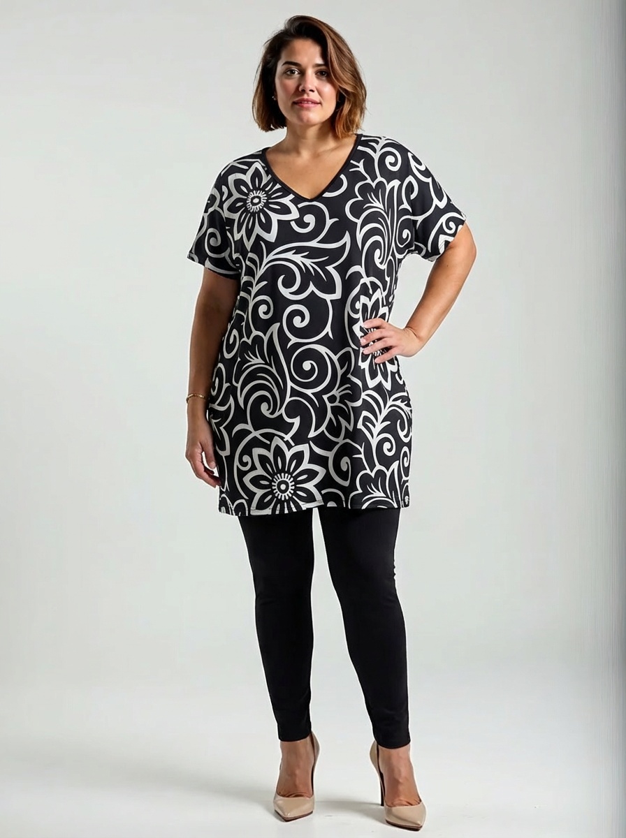 Plus size čierno-biela tunika s výrazným ornamentálnym vzorom vpredu, výstrih do V, jednofarebná čierna zadná strana.