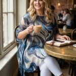 Vzdušná plus size tunika s abstraktnou modro-béžovou potlačou, voľný strih, asymetrická dĺžka, krátke rukávy