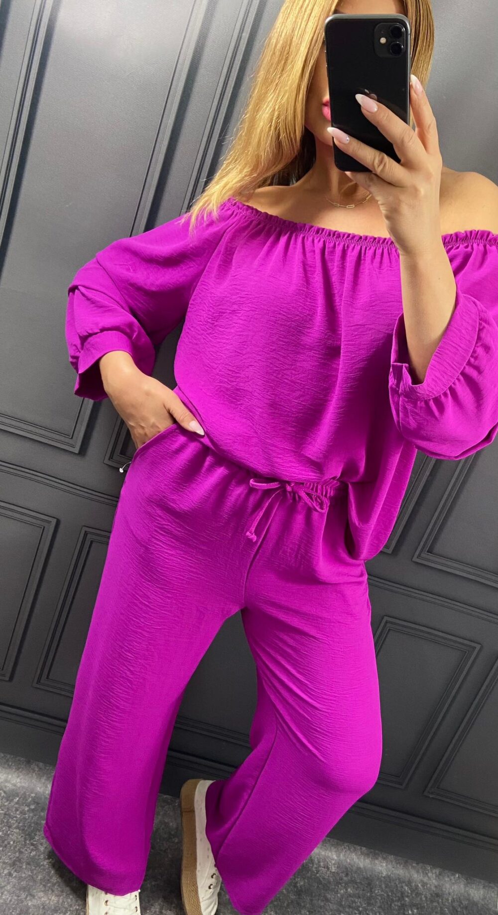 fuksiový dvojdielny komplet – top s odhalenými ramenami a rukávmi po lakte, široké dlhé nohavice s vreckami