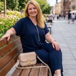 Plus size tmavomodrý nohavicový komplet z viskózy s gombíkovým výstrihom, viazaním v páse a širokými nohavicami, dámsky elegantný letný outfit pre moletky,