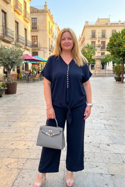 Plus size tmavomodrý nohavicový komplet z viskózy s gombíkovým výstrihom, viazaním v páse a širokými nohavicami, dámsky elegantný letný outfit pre moletky,