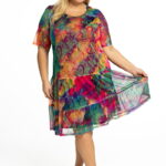 Farebné plus size šaty zo sieťoviny s vrstvenou sukňou a krátkym rukávom