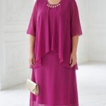 Cyklámenové spoločenské plus size šaty so šifónovou pelerínou, zdobeným okrúhlym výstrihom a dĺžkou cca 130 cm
