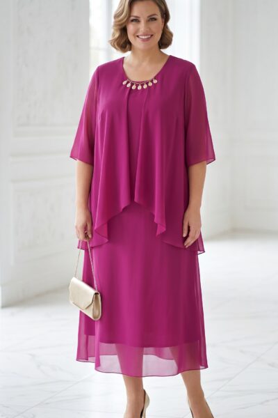 Cyklámenové spoločenské plus size šaty so šifónovou pelerínou, zdobeným okrúhlym výstrihom a dĺžkou cca 130 cm