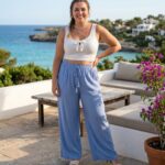 Voľné široké nohavice z jemne krčenej viskózy bledomodré