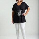 Čierne bavlnené plus size tričko s véčkovým výstrihom a bielou kvetinovou potlačou v strede
