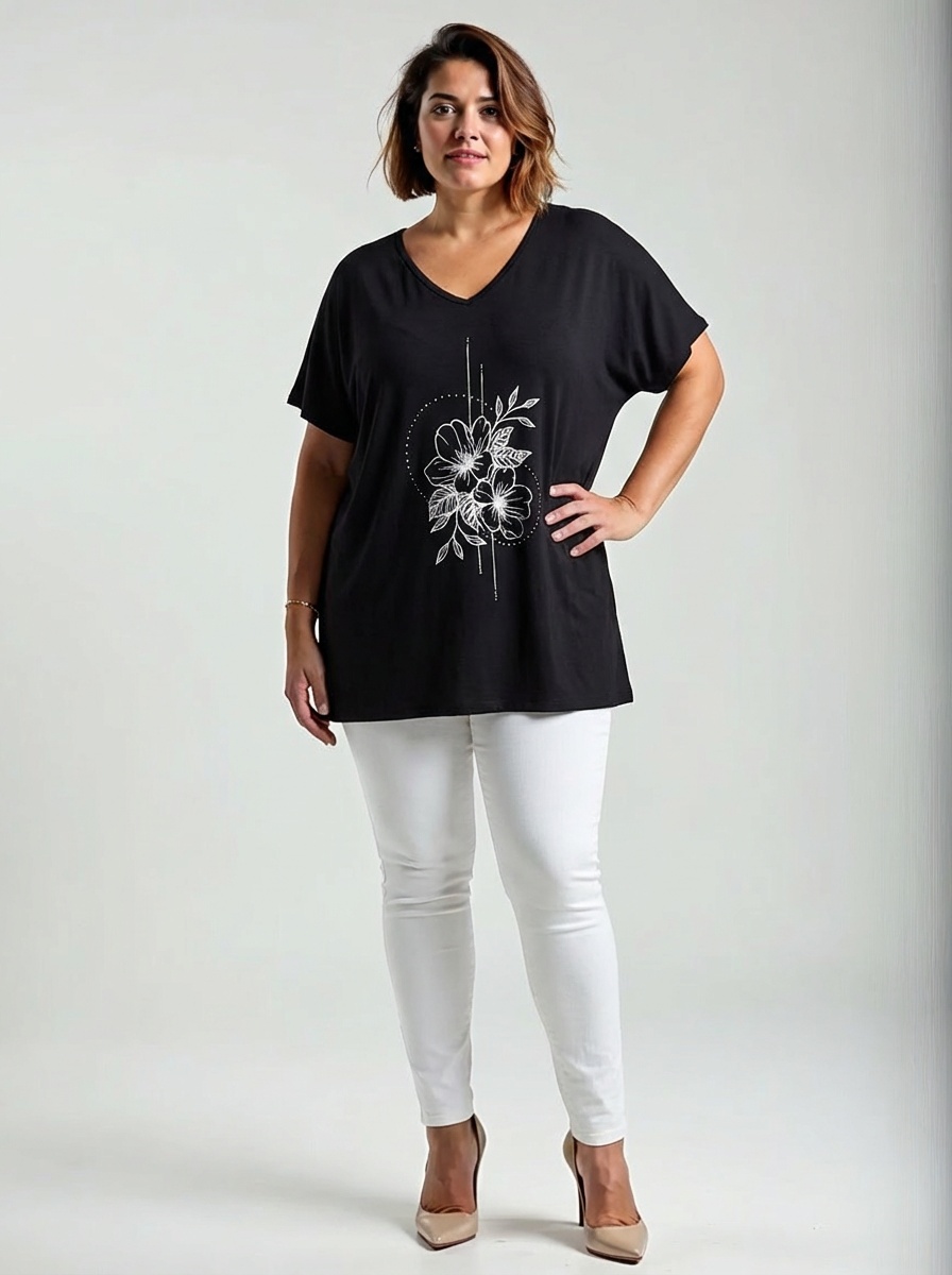 Čierne bavlnené plus size tričko s véčkovým výstrihom a bielou kvetinovou potlačou v strede