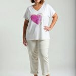 Biele plus size tričko s ružovým srdcom a zlatým nápisom love, výstrih do V, voľný strih