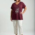 Vínové plus size tričko s kvetinovým motívom, výstrih do V, voľný strih