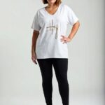 Biele tričko s krátkym rukávom a zlatým nápisom Hey, V výstrih