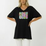 Čierne dámske tričko s viacfarebnou kvetinovou potlačou rozdelenou do panelov, véčkový výstrih, krátke rukávy, plus size