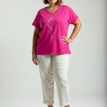 Fuksiové plus size bavlnené tričko so striebornou siluetou mačky, výstrih do V, voľný strih