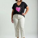 Čierne plus size tričko s ružovým srdcom a zlatým nápisom love, výstrih do V, voľný strih