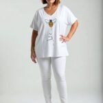 Biele bavlnené plus size tričko s véčkovým výstrihom a potlačou včely s nápisom let it