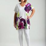 Biela tunika s výraznou fialovo-ružovou kvetinovou potlačou, krátke rukávy, V výstrih