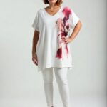 Biela tunika s asymetrickou ružovo-vínovou kvetinovou potlačou na boku, krátke rukávy, V výstrih