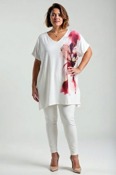 Biela tunika s asymetrickou ružovo-vínovou kvetinovou potlačou na boku, krátke rukávy, V výstrih