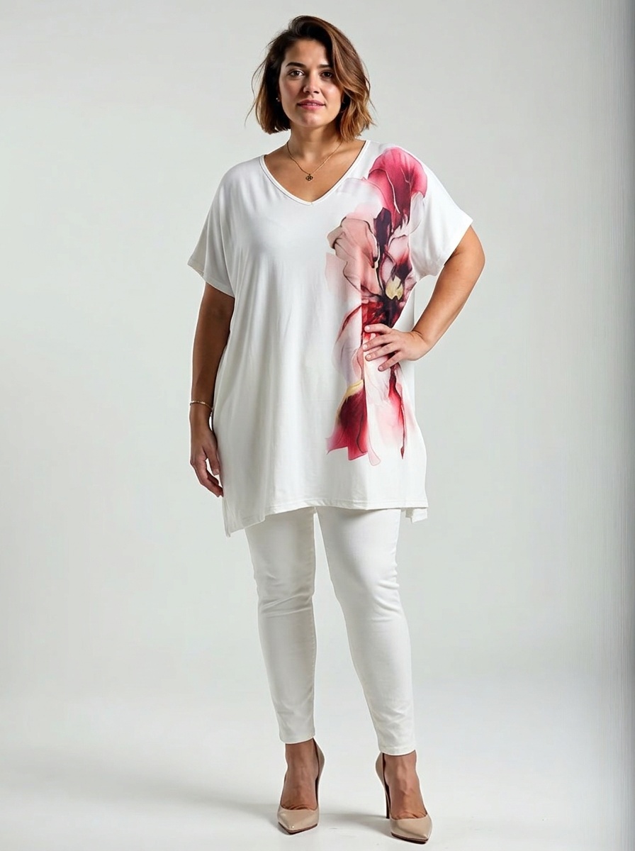 Biela tunika s asymetrickou ružovo-vínovou kvetinovou potlačou na boku, krátke rukávy, V výstrih