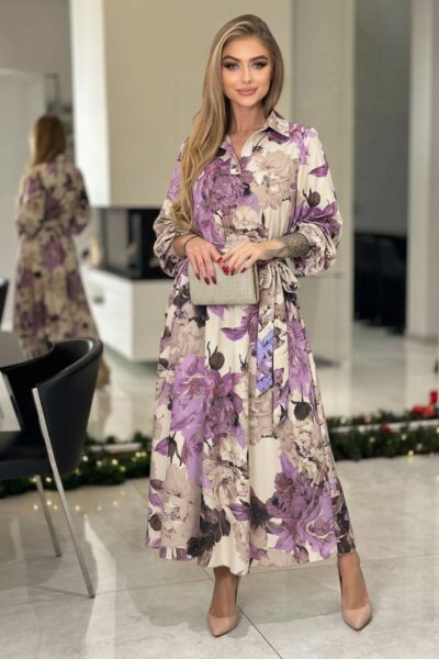 Dlhé elegantné kvetované šaty pre moletky so smotanovým podkladom, fialovým vzorom, košeľovým golierom, balónovými rukávmi a látkovým opaskom.