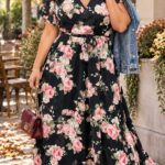 Plus size žena v čiernych kvetovaných šatách s ružami, rifľovou bundou prevesenou cez plece, bordovou kabelkou a lodičkami v elegantnom jesennom prostredí.