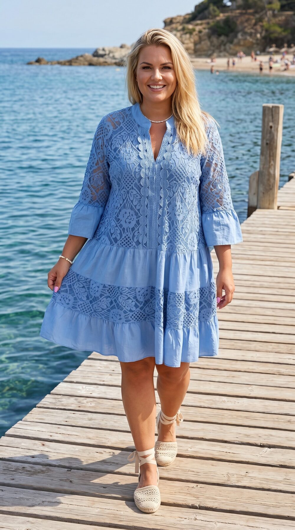 Plus size džínsovomodré bavlnené šaty s čipkou, stojačikom, trojštvrťovými rukávmi a volánovou sukňou.