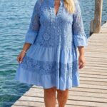 Plus size džínsovomodré bavlnené šaty s čipkou, stojačikom, trojštvrťovými rukávmi a volánovou sukňou.
