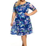 Kvetované modré plus size šaty z jemnej sieťoviny s krátkymi rukávmi a volánovou sukňou.
