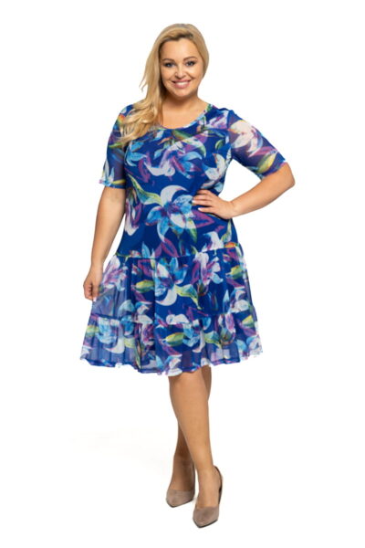Kvetované modré plus size šaty z jemnej sieťoviny s krátkymi rukávmi a volánovou sukňou.