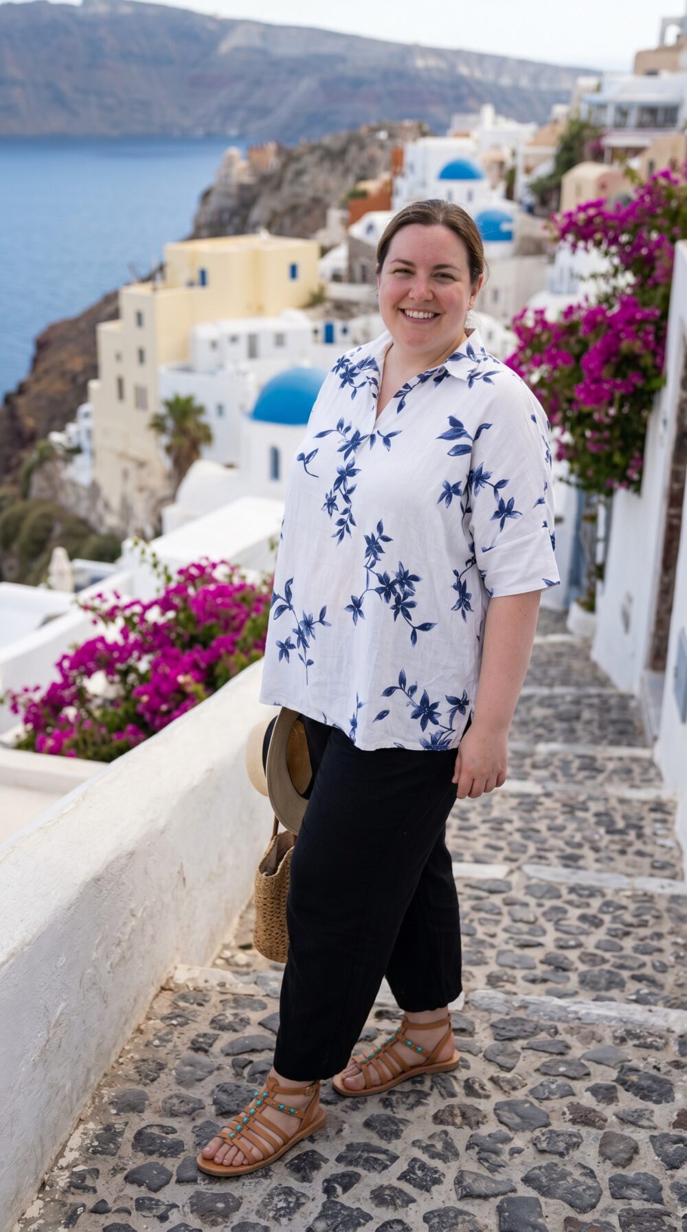 tunika-biela Plus size viskózová tunika s tmavomodrým kvetinovým vzorom, košeľovým golierikom a raglánovými rukávmi v bielom alebo sivom prevedení.