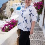 Plus size viskózová tunika s tmavomodrým kvetinovým vzorom, košeľovým golierikom a raglánovými rukávmi v bielom alebo sivom prevedení.