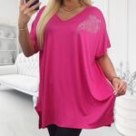 Fuksiová plus size viskózová tunika s krátkymi netopierimi rukávmi a aplikáciou trblietavého listu.