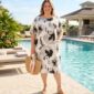 Plus size viskózové šaty s čiernobielou abstraktnou potlačou, voľný áčkový strih, krátke rukávy, okrúhly výstrih, bočné vrecká, dĺžka 112 cm. Ideálne letné šaty pre plnoštíhle ženy.