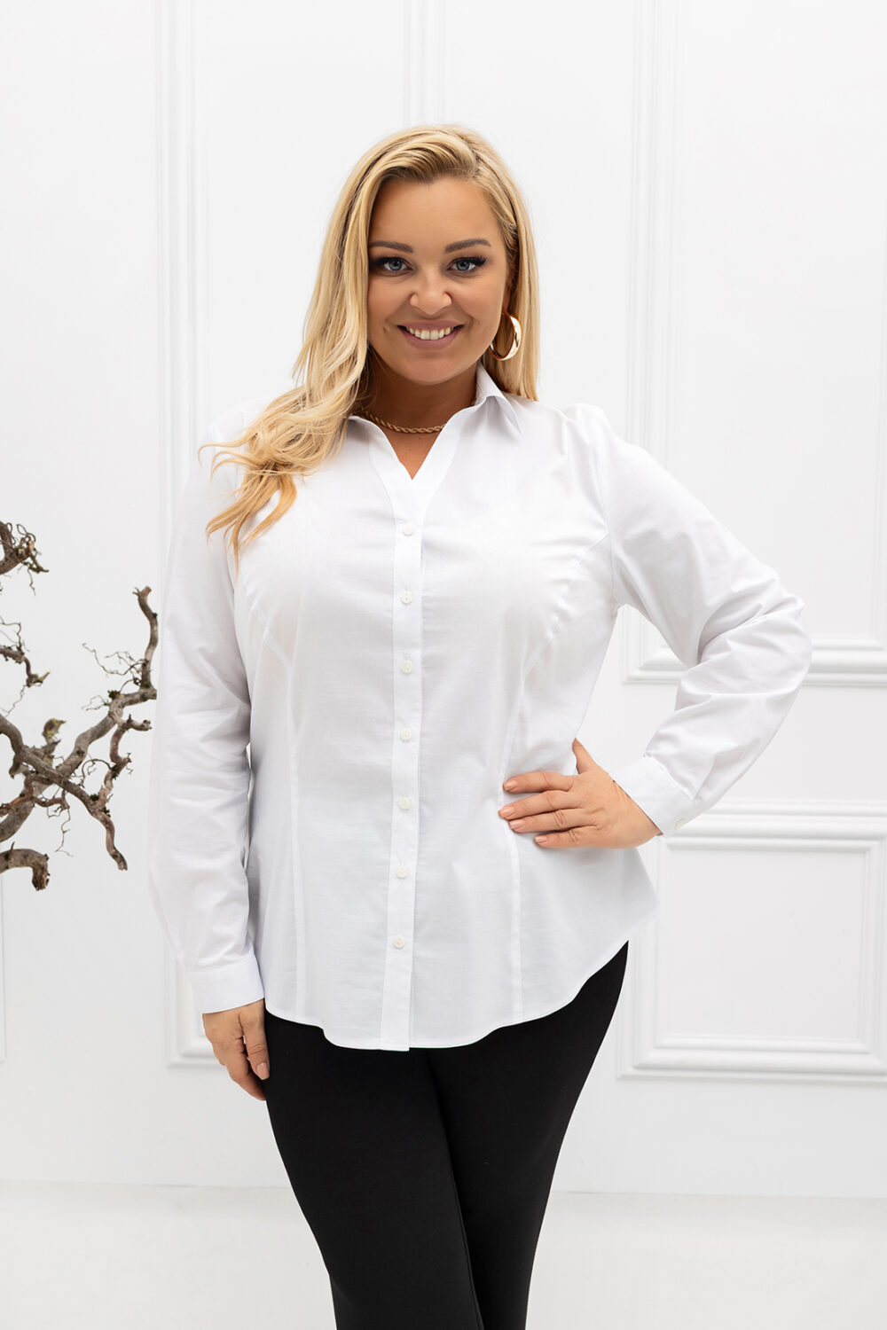 Elegantná biela plus size košeľa z bavlny s elastanom, s princesovými švami, klasickým golierom, dlhými rukávmi a zapínaním na gombíky.
