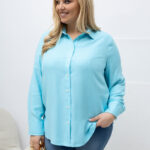 Tyrkysová plus size viskózová blúzka Vanessa s košeľovým golierom, zapínaním na gombíky, dlhými rukávmi s možnosťou vyhrnutia a predĺženým zadným dielom.