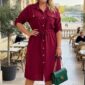 Bordové plus size košeľové šaty s golierom, zapínaním na gombíky po celej dĺžke, náprsnými vreckami, tunelovým sťahovaním v páse, rukávmi s možnosťou vyhrnutia a midi dĺžkou 116 cm. Elegantné a pohodlné šaty pre ženy s krivkami vhodné na každodenné aj slávnostnejšie nosenie.