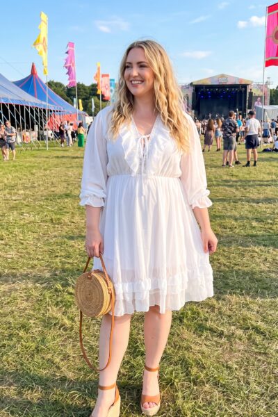 Biele romantické plus size šaty s čipkovým výstrihom, viazaním, balónovými rukávmi a volánovým spodným lemom, voľný strih so zvýšeným pásom a podšitou sukňou.