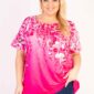 Plus size dámske ružové tričko s romantickým kvetinovým vzorom, krátkymi rukávmi a okrúhlym výstrihom pre ženy s krivkami.