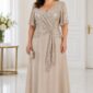 Dámske plus size béžové spoločenské maxi šaty s flitrovaným živôtikom, výstrihom do V, rukávmi po lakte a dlhou šifónovou sukňou.