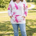 Dámska plus size mikina v ružovo-bielej abstraktnej potlači s výstrihom do V, dlhými rukávmi a klokanie vreckom.