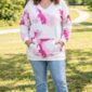 Dámska plus size mikina v ružovo-bielej abstraktnej potlači s výstrihom do V, dlhými rukávmi a klokanie vreckom.