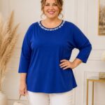 Dámsky plus size top v kráľovsky modrej farbe s perličkovou ozdobou okolo výstrihu a 3/4 rukávmi.