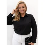Plus size žena v čiernej bavlnenej blúzke s dlhými vyhrňovacími rukávmi a zapínaním na gombíky.