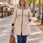 Béžová dámska plus size parka bez podšívky s kapucňou, zapínaním na zips, sťahovaním v páse, bočnými vreckami a predĺženým zadným dielom.